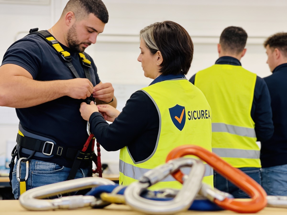 Esercitazione pratica durante un corso di sicurezza aggiornato al nuovo Accordo Stato-Regioni