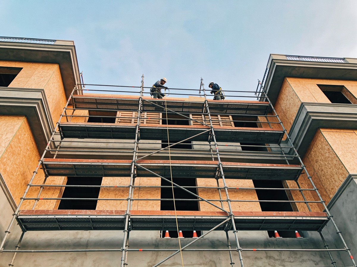Ponteggio montato a regola d'arte con parapetti completi in un cantiere edile