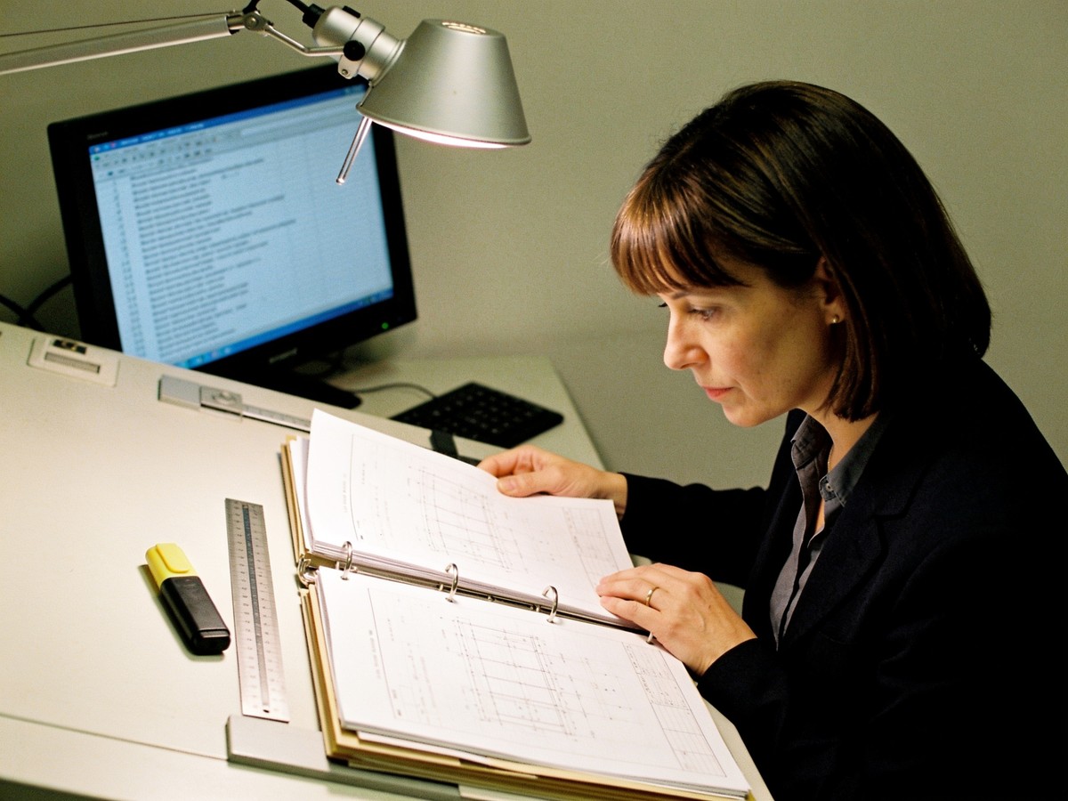 Il responsabile dei lavori controlla la regolarità documentale di un'impresa esecutrice
