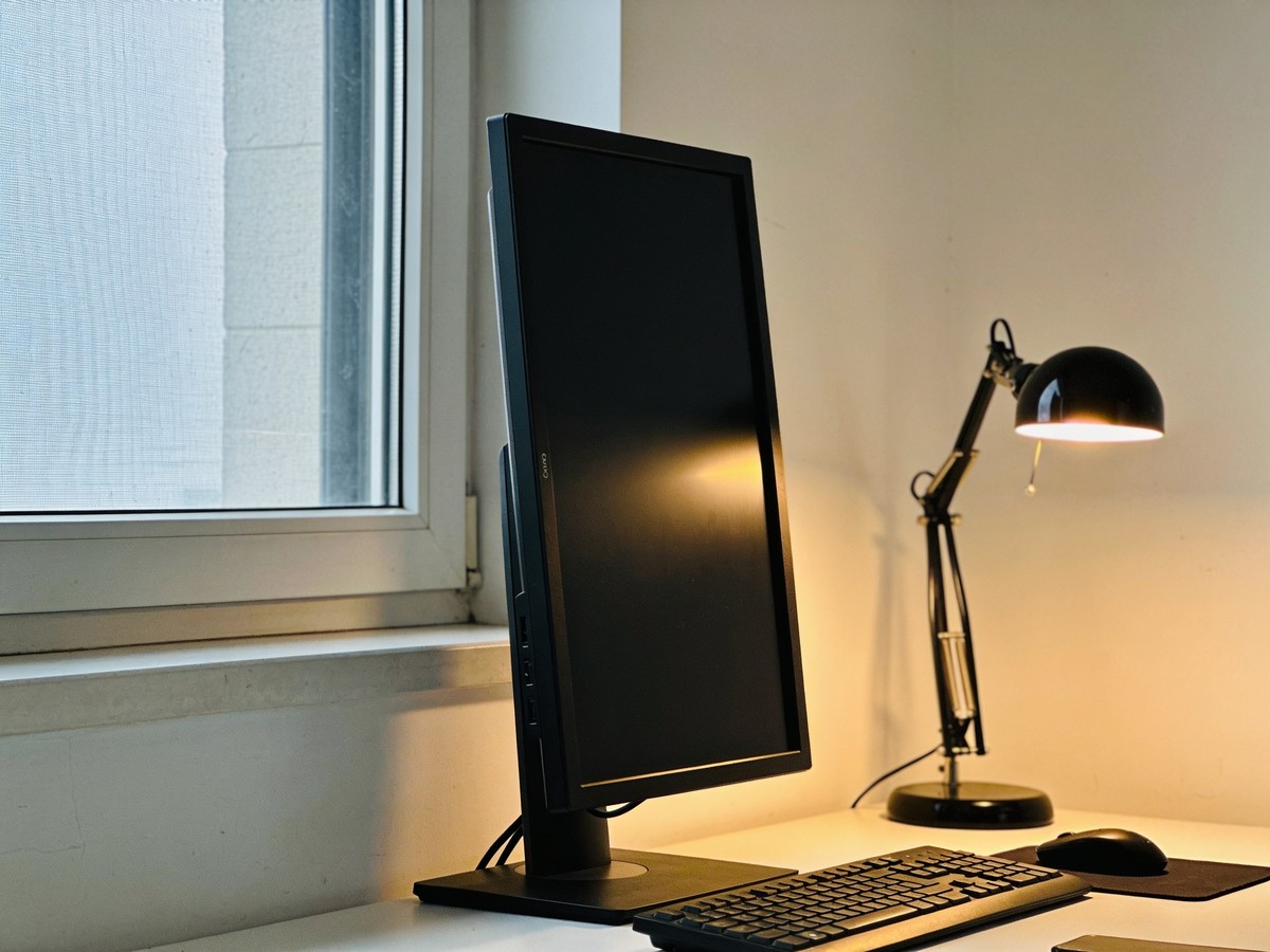Illuminazione e disposizione di una postazione d'ufficio senza riflessi sullo schermo