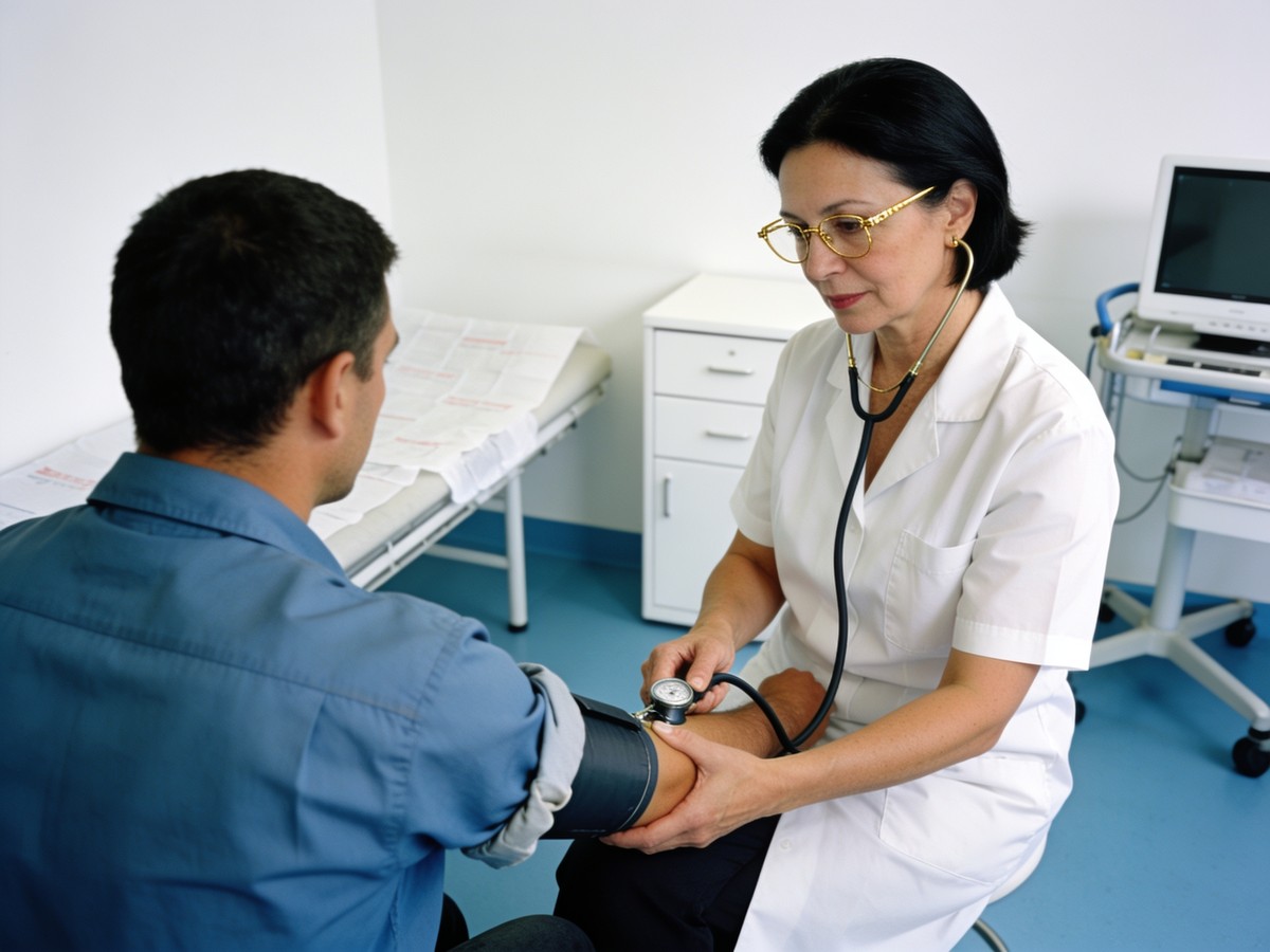 Visita medica periodica svolta dal medico competente in un ambulatorio allestito in azienda